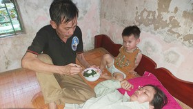 Vợ bị ung thư nuôi chồng bệnh tật và 2 con thơ