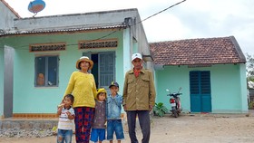 Cụ Đinh Yem (bên phải) cùng một hộ dân được cụ cho đất xây nhà