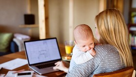 Các bà mẹ Australia sẽ được chính phủ hỗ trợ nuôi con