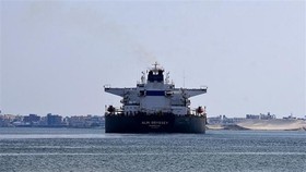 Tàu hàng di chuyển qua kênh đào Suez, Ai Cập ngày 30-3-2021. Ảnh: AFP/TTXVN