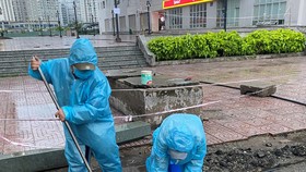 Nhân viên ngành nước lắp đặt đồng hồ, thiết bị tại các bệnh viện dã chiến để sẵn sàng cung cấp nước sạch