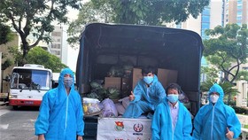 Tình nguyện viên của ĐH Quốc gia TPHCM tiếp nhận nhu yếu phẩm để hỗ trợ sinh viên