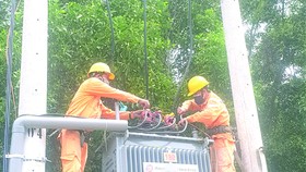 Điện lực Tân Uyên (Công ty Điện lực Bình Dương) nhanh chóng hoàn thành thi công lắp đặt trạm biến áp cấp điện cho Nhà máy sản xuất oxy