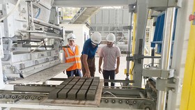 Sản xuất gạch không nung tại nhà máy của Công ty Hoàng Sơn Fly Ash and Cement