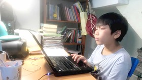 Học sinh tham gia một tiết học online tại nhà. Ảnh: NGUYỄN HÒA