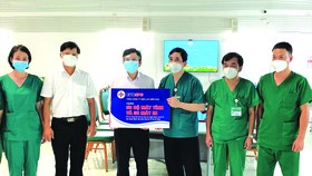 Ông Lê Xuân Thái - Chủ tịch CĐ EVNSPC trao tặng Bệnh viện Bạch Mai tại TPHCM (Bệnh viện Dã chiến số 16) 50 máy tính và 50 máy in