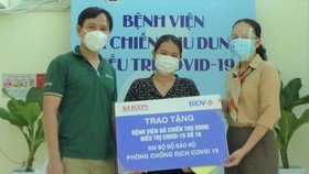 Tặng 500 bộ đồ bảo hộ y tế cho Bệnh viện Dã chiến thu dung điều trị Covid-19 số 16