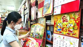 Mặc dù đã giữa tháng 10, nhưng lượng khách hàng tìm mua lịch năm 2022 vẫn còn thưa thớt