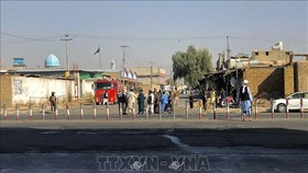 Các thành viên Taliban gác gần hiện trường vụ nổ tại thánh đường Hồi giáo ở thành phố Kandahar, Afghanistan ngày 15-10-2021. Ảnh: AFP/TTXVN