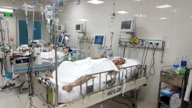 Một bệnh nhân đang điều trị tại Khoa Hồi sức tích cực chống độc, Bệnh viện Nguyễn Tri Phương
