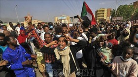 Người dân Sudan tuần hành phản đối cuộc đảo chính quân sự tại Khartoum, ngày 25-10-2021. Ảnh: AFP/TTXVN