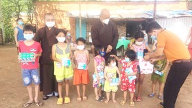 Hội Nông dân huyện Trảng Bom (Đồng Nai) cùng chùa Viên Giác trao tặng sữa và thiết bị học trực tuyến cho trẻ em xã Sông Trầu