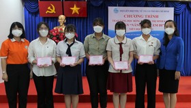 EVNHCMC: Thắp sáng ước mơ cho sinh viên hiếu học