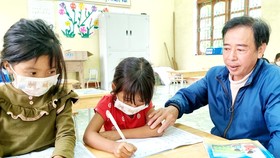 Thầy giáo Athay Mã Liềng