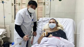 Cứu sống một phụ nữ Ukraina gãy 10 xương sườn, thủng phổi