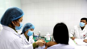 Đề xuất Bộ Y tế phê duyệt thêm 2 vaccine Covid-19 của Mỹ và Nga