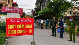Hà Nội phát hiện 5 ca dương tính mới là người bán hàng và tiếp xúc trên sân bóng đá