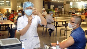 Tiêm vaccine phòng Covid-19 tại công ty VNG, TPHCM. Ảnh: CAO THĂNG