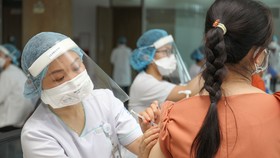 Tiêm vaccine phòng Covid-19 tại khu công nghệ cao, TPHCM. Ảnh: HOÀNG HÙNG