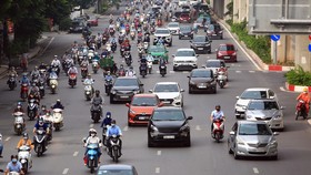 Hà Nội nhộn nhịp hơn sau khi nới lỏng nhiều hoạt động