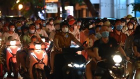 Sau đêm trung thu đông nghịt, Hà Nội nguy cơ uổng phí thành quả chống dịch
