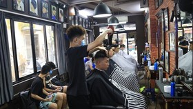 Một nhân viên salon tóc mắc Covid-19, Trung tâm Kiểm soát bệnh tật Hà Nội thông báo khẩn