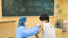 Hà Nội tạm dừng tiêm 2 lô vaccine Covid-19 được gia hạn