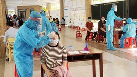 Thêm 14.591 người mắc Covid-19 và 223 ca tử vong