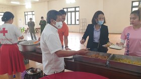 Ông Đoàn Ngọc Hải làm phục vụ tại quán cơm 5.000 đồng 