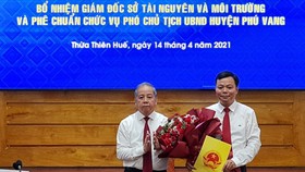 Trao quyết định bổ nhiệm ông Lê Bá Phúc làm Giám đốc Sở TN-MT tỉnh Thừa Thiên - Huế. 