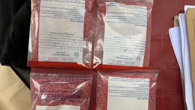 Công an phân loại ma túy sau khi bắt giữ.
