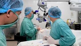Ghép giác mạc từ người hiến tặng cho bệnh nhân hỏng mắt