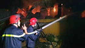 Phun nước khoanh vùng vòng ngoài nhằm không cho ngọn lửa cháy lan sang các nhà kho liền kề