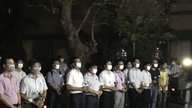 Thầy cô và bạn bè tưởng niệm tri ân Nguyễn Văn Nhã tại sân Trường ĐH Khoa học - ĐH Huế 