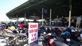 Người dân từ Đà Nẵng ra Huế tiến hành khai báo y tế tại chốt kiểm soát y tế số 5 tại Lăng Cô trong đợt dịch Covid-19 hồi năm 2020. 