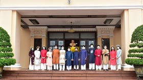 Ông Phan Ngọc Thọ chụp ảnh với đoàn học sinh đầu tiên tham quan trụ sở UBND tỉnh Thừa Thiên - Huế