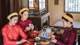 Thiếu nữ với áo dài truyền thống Huế