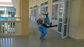 Khử khuẩn trường lớp trước khi đón học sinh tại TP Huế đi học trở lại sau 2 tuần đầu tiên của năm học 2021-2022 học bằng hình thức online hoặc qua truyền hình.