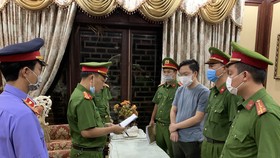 Cơ quan chức năng đọc lệnh khởi tố, bắt tạm giam Tống Phước Hoàng Hưng