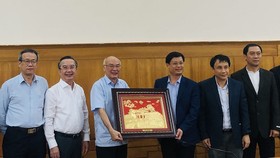 Tỉnh Thừa Thiên - Huế tặng quà lưu niệm đoàn công tác Thành ủy TPHCM. 
