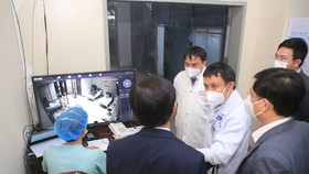 Bên trong Trung tâm nghiên cứu và điều trị Covid-19 Trung ương Huế qua màn hình truyền dẫn