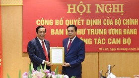 Phó Trưởng ban Thường trực Ban Tổ chức Trung ương Nguyễn Thanh Bình trao quyết định cho ông Võ Trọng Hải. Ảnh: Báo Hà Tĩnh