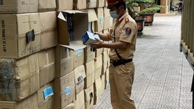 Lực lượng chức năng kiểm tra số lượng khẩu trang y tế không rõ nguồn gốc. Ảnh: Công an Hà Tĩnh cung cấp