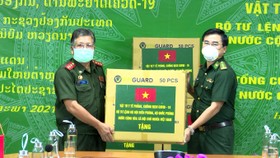 Thừa ủy quyền của Bộ Tư lệnh Bộ đội Biên phòng Việt Nam, Thượng tá Võ Tiến Nghị, Chỉ huy trưởng Bộ đội Biên phòng tỉnh Hà Tĩnh trao vật tư y tế phòng, chống dịch Covid-19 cho lực lượng chức năng Lào