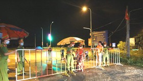 Lực lượng chức năng Hà Tĩnh lập chốt phong tỏa khu vực liên quan các bệnh nhận sinh sống trong đêm 11-6
