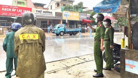 Lực lượng chức năng phun khử khuẩn, lập chốt tại khu vực sinh sống của bệnh nhân