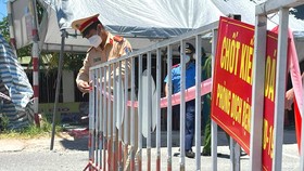 Lực lượng chức năng tháo dỡ chốt kiểm soát phòng chống dịch Covid-19 ở TP Hà Tĩnh trưa 18-6-2021
