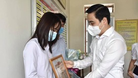 Bí thư Tỉnh đoàn Hà Tĩnh Lê Thành Đông trao bằng khen cho em Võ Thị Kim Anh