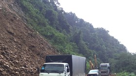 Các phương tiện đã qua lại thông suốt trên Quốc lộ 8A sau nhiều giờ bị ách tắc