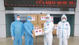 Trao tặng các trang thiết bị y tế phòng chống dịch Covid-19